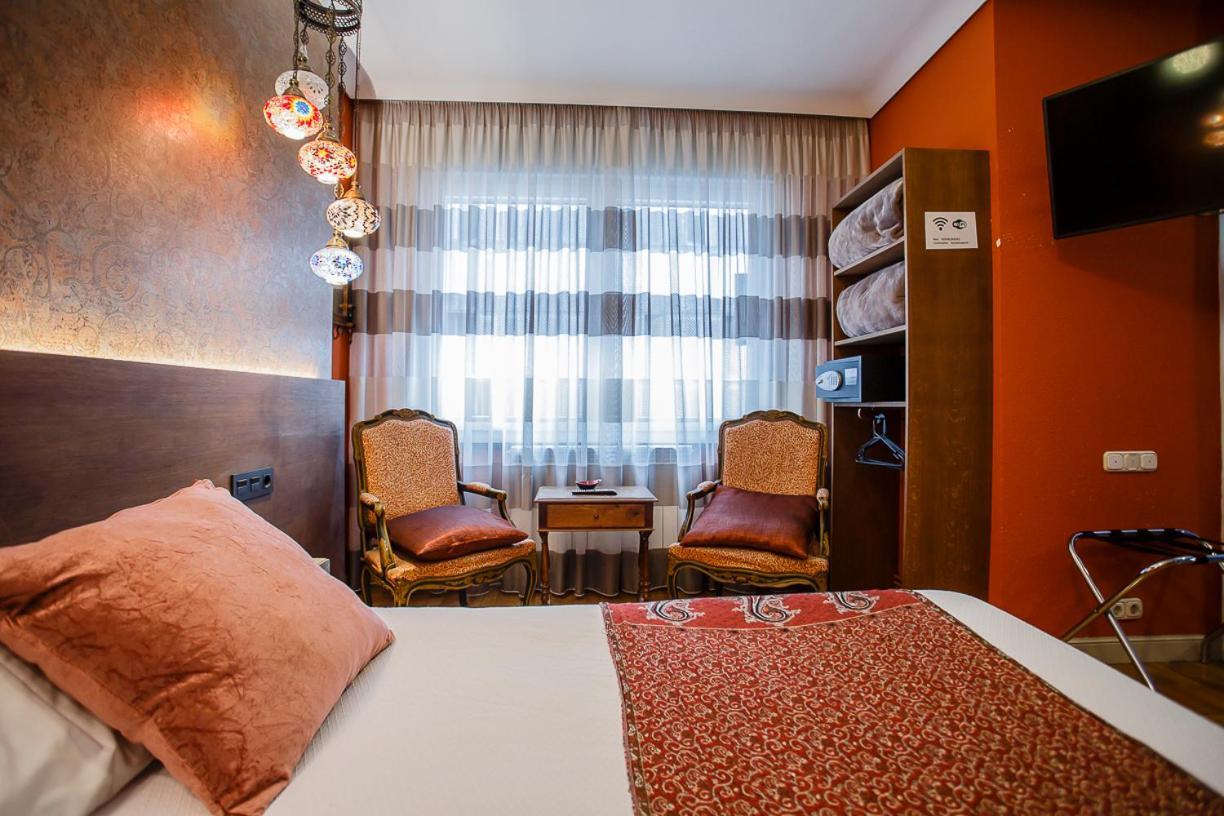 Hostal Rodas Pamplona Exterior photo
