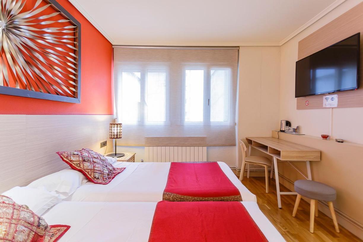 Hostal Rodas Pamplona Exterior photo